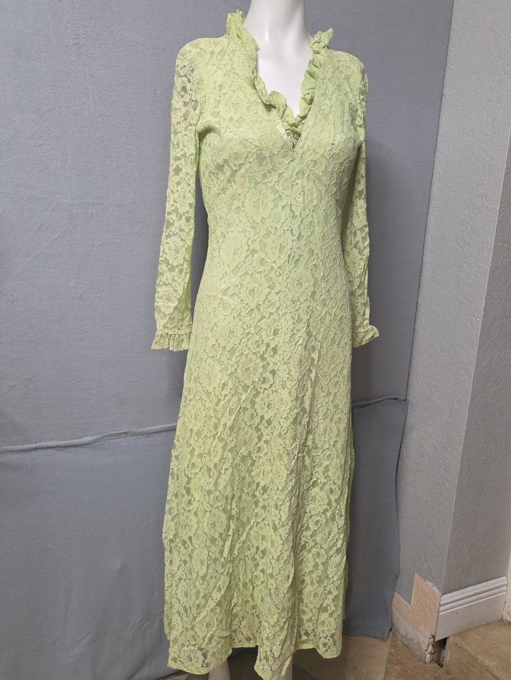 Light Lime Lace Maxi Dress with Ruffle V-Neck Small Sz